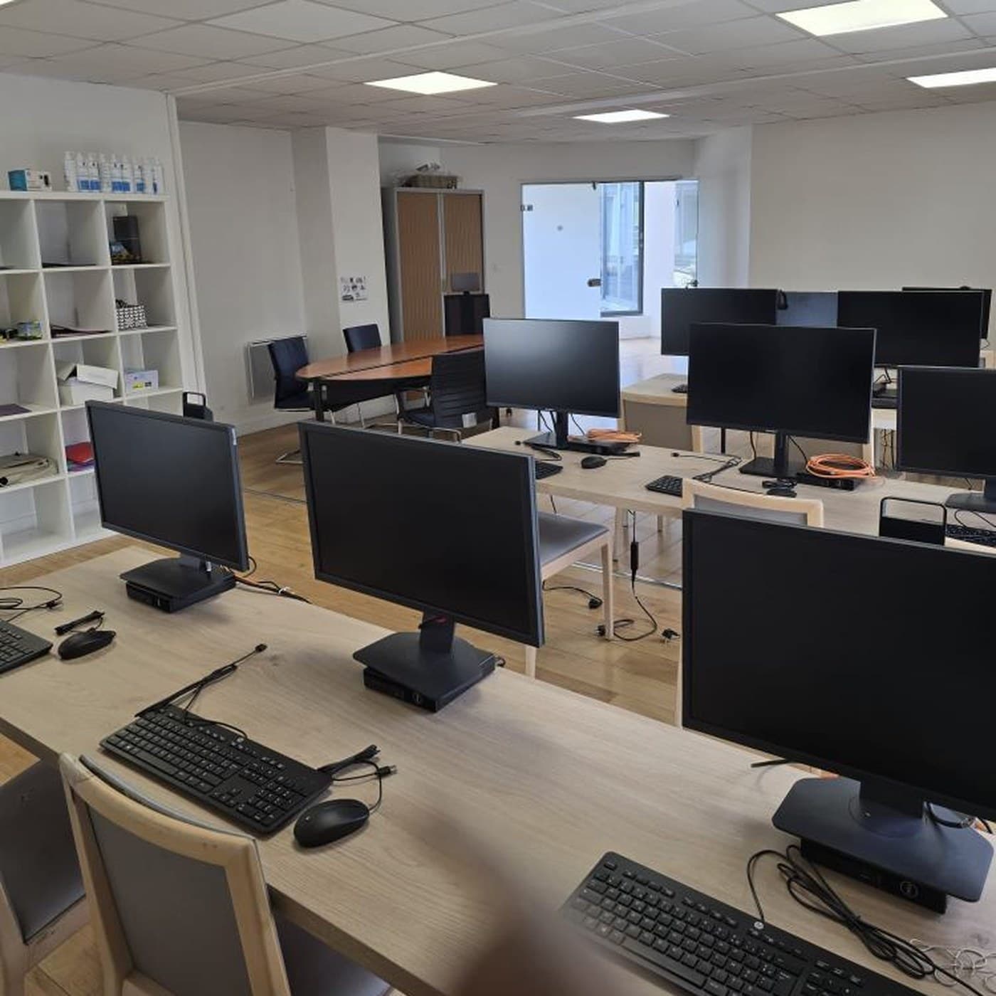 Plateau technique numérique du Lab — postes informatiques équipés pour la formation